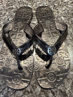 Tory Burch Men’s Metallic Black Logo Thong Sandals
